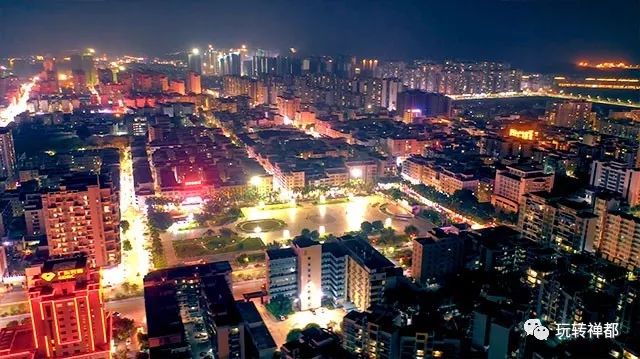 全城高空夜景新兴文化广场各种绿化都挂上了灯饰市民们纷纷留影下面