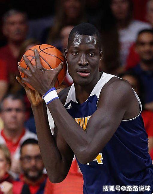 肯尼乔治,身高达到了2米31,也是篮球界赫赫有名的球员,在高中时代就