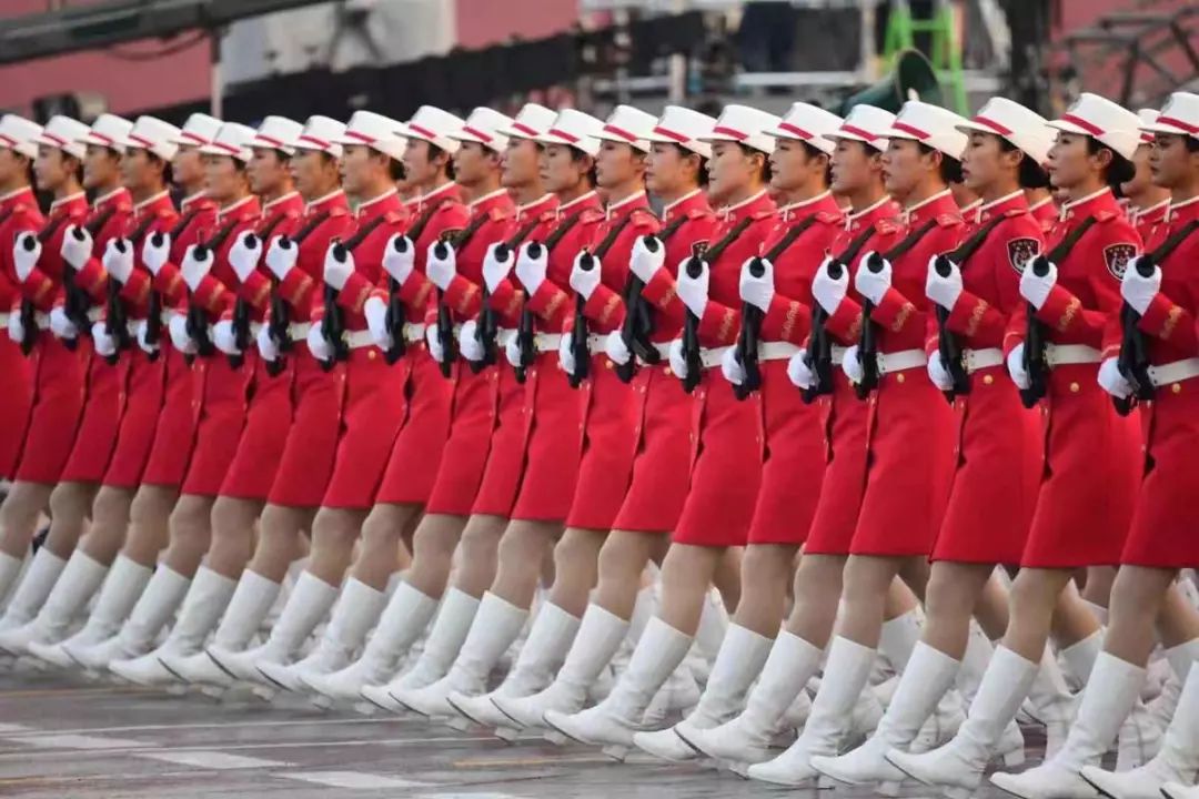 阅兵专设女民兵方队不穿军装的战士英雄辈出岂止是好看