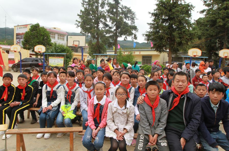 当了解到新河村仅有的一所希望小学因师资不足,一直没有开设外语课时.