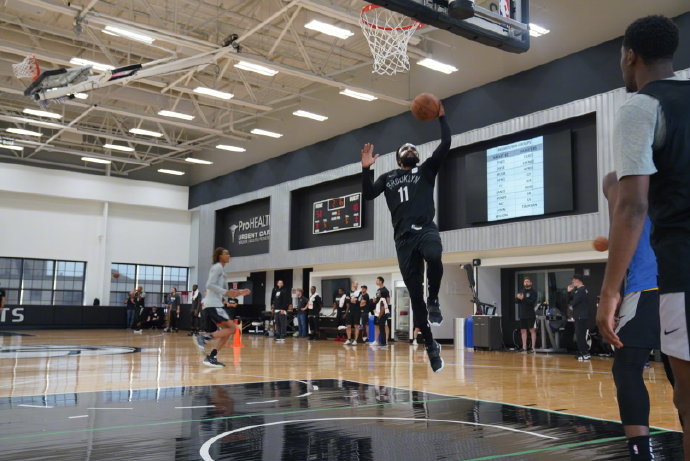 原创篮网全员到齐杜兰特暖心陪伴面具欧文上线小乔丹苦练罚球