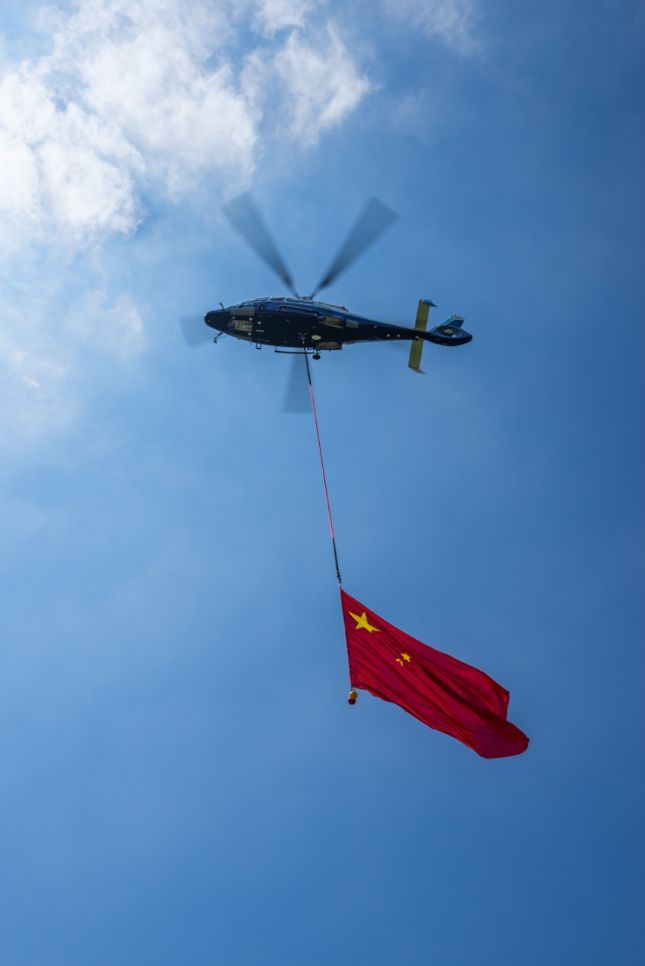 可爱的中国,奋进的上海|五星红旗飞越外滩上空!超霸气!