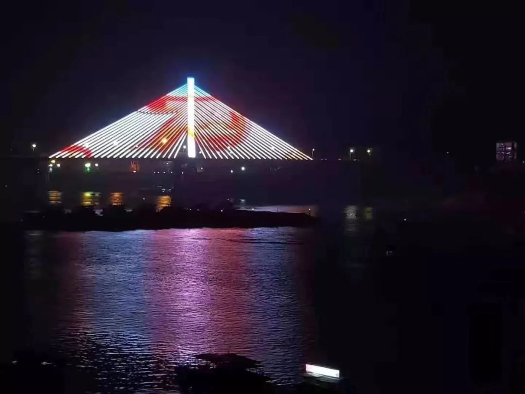 美爆朋友圈梧州云龙桥灯光秀国庆节亮灯向祖国和梧州人民献礼