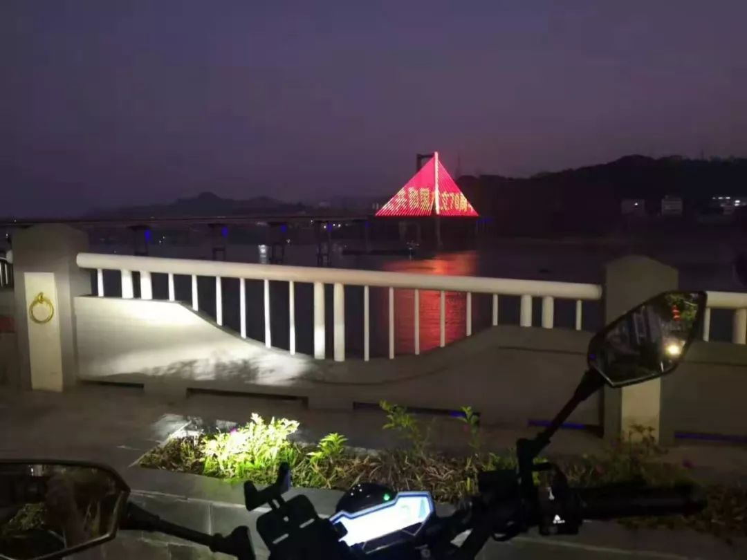 爱坚持2019)华灯初上,梧州云龙大桥外立面呈现变幻多姿的灯光秀,给