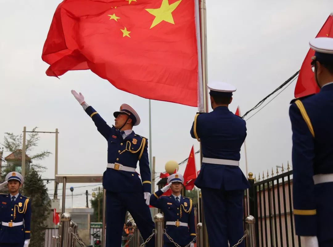 内蒙古呼和浩特消防救援支队 升国旗 唱国歌 献礼新中国70华诞!