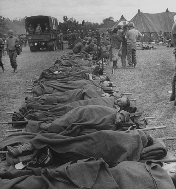 照片拍摄于二战诺曼底登陆战役期间,正在实施登陆的英美军队,英美联军