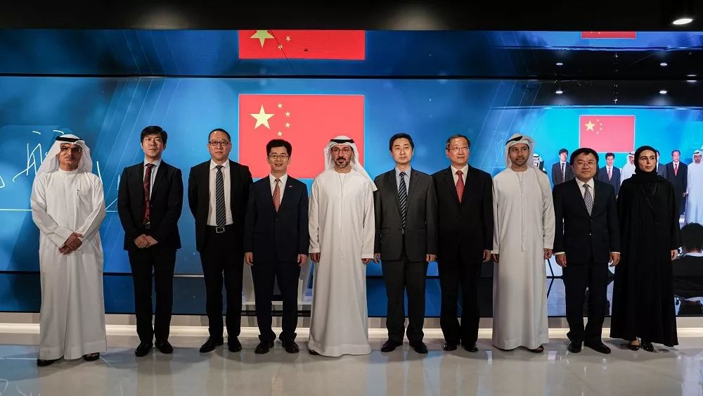 中国驻迪拜总领事李旭航摇响迪拜纳斯达克交易所开市铃庆祝国庆