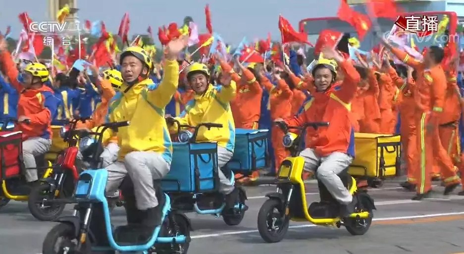 国庆阅兵出现的外卖小哥除了拯救你的胃还给你送话费