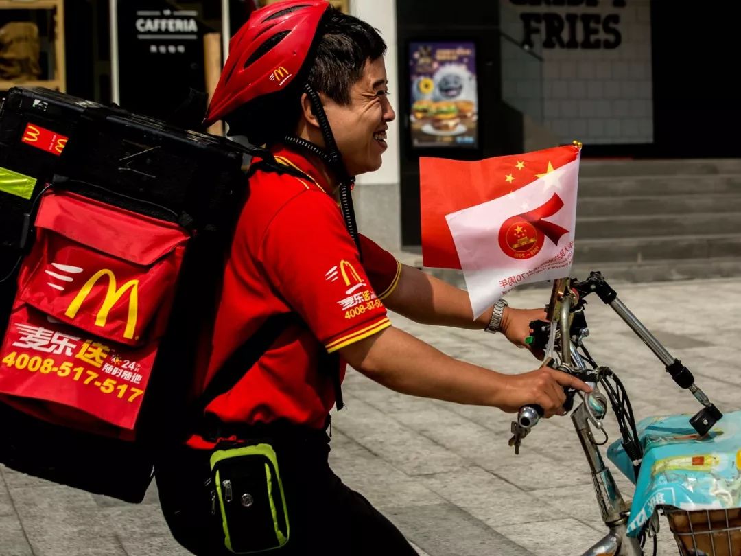 《外卖小哥的国庆节》   叶启和 摄