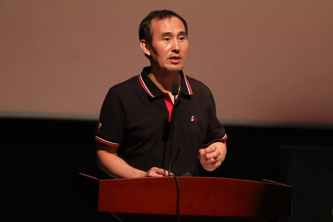 北京电影学院国庆群众游行方阵总队长,校党委书记钱军,常务副总队长