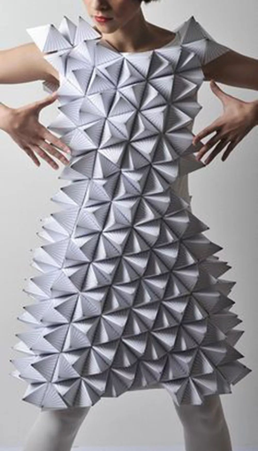 堆叠是将服装面料或其他材料按照设计需要一层层堆放叠合