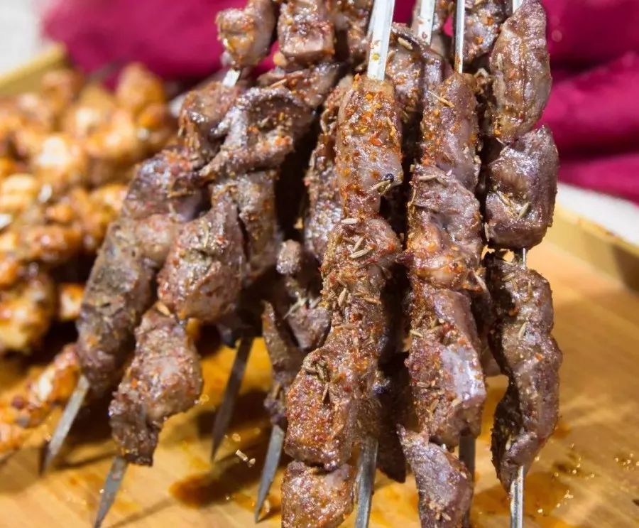 99元秒杀超值三人餐,几十种烤串现串现烤,还有多种口味小龙虾随心选择