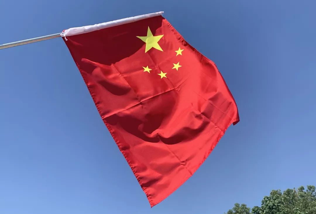 在这喜庆的节日里,金华这座美丽的城市,处处张灯结彩,五星红旗飘扬在