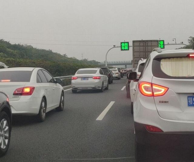 原创上高速堵车,记住关键词:加塞,蛇形变道超车,第一车道龟速行驶