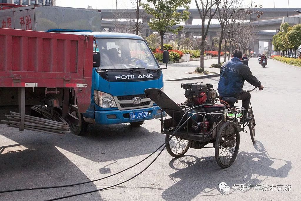 流动修车店24小时随叫随到方便又挣钱但是很辛苦