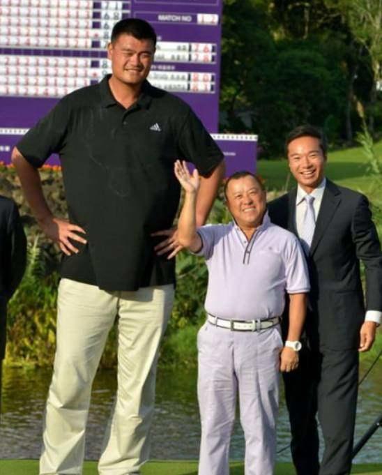 姚明和谁合影几乎都站着笔直,唯独和最后一位合影却弯下了腰!