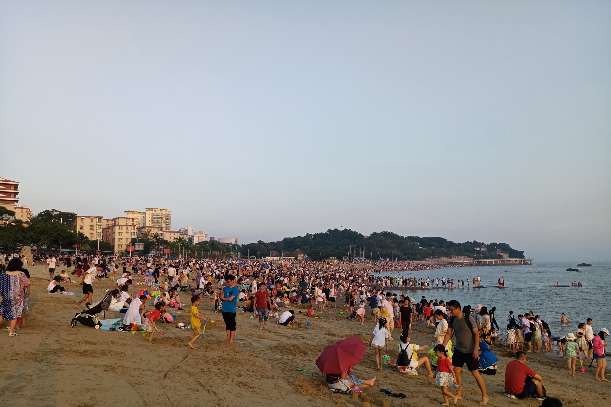 2019年国庆黄金周厦门白城沙滩人山人海下饺子画面很壮观