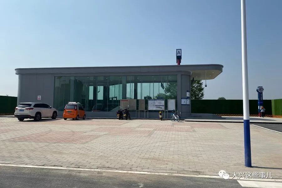 此外,地铁大兴新城站的停车场挺大的,如果开车来接送人的话还是挺方便