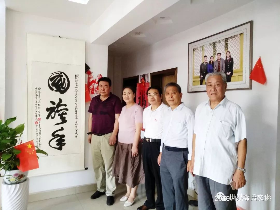 致敬新中国70华诞大典国旗挚旗手涂李响的父母