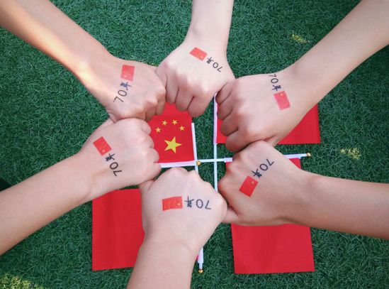 共同携手不忘初心,牢记使命在国旗的光辉下努力奔跑做新时代的坚定者