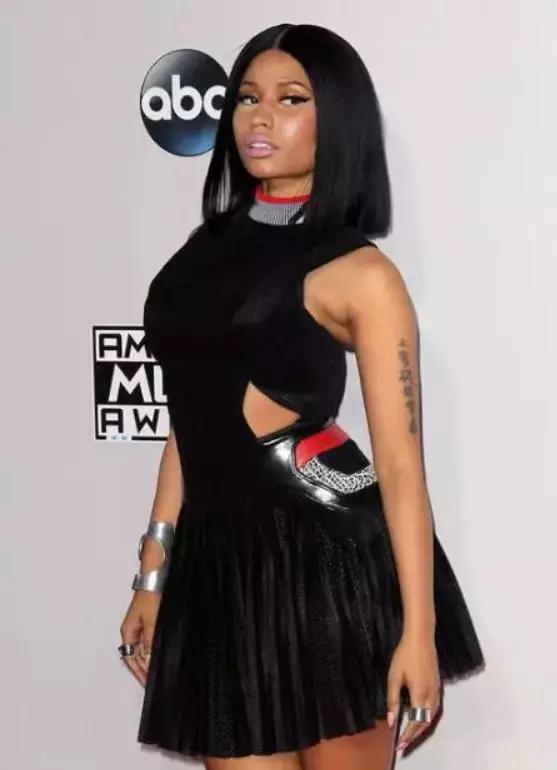 太迷中国菜这个外国妹子把自己喜欢的几道中餐名字纹在了身上