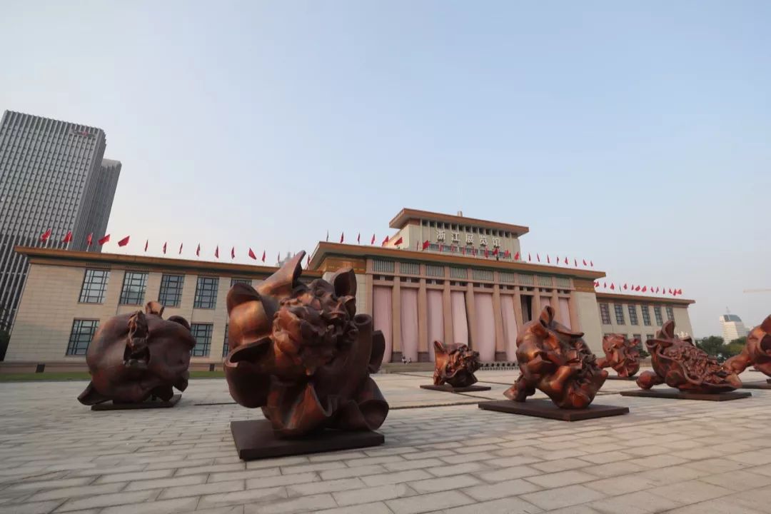 于是,半个世纪前与红太阳广场同时耸起的展览馆大楼到处充满了葵的