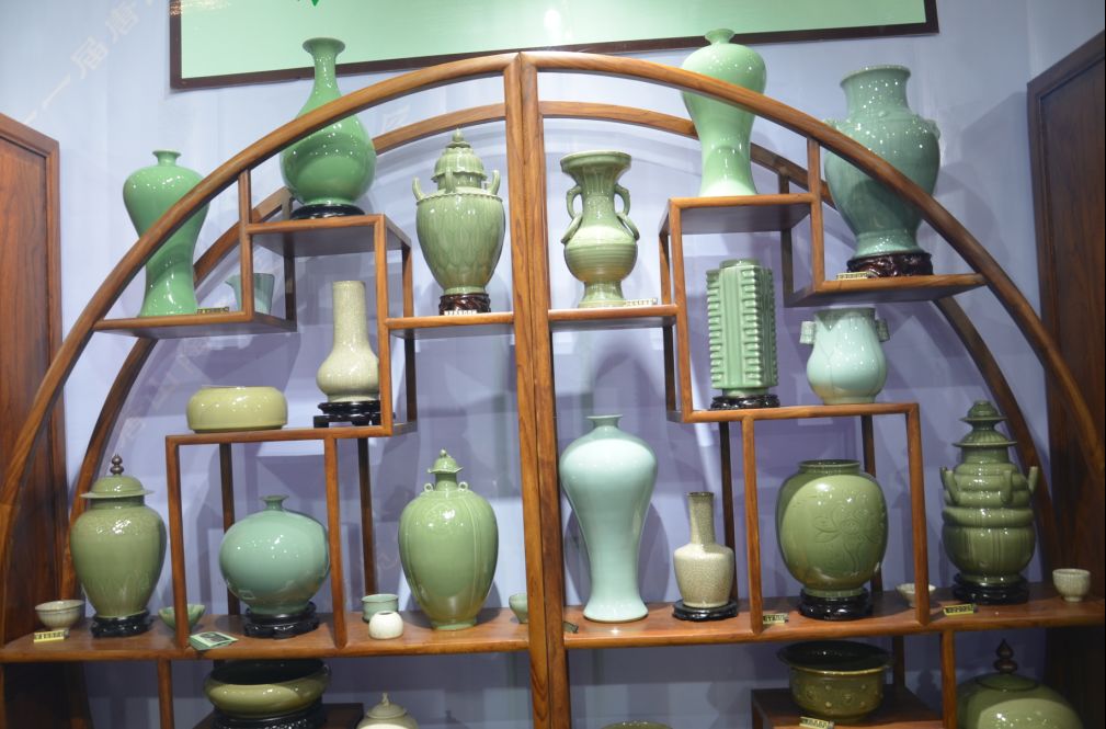 展会实况:中国陶瓷烧制工艺珍品-青瓷亮相唐山国际会展中心_瓷器
