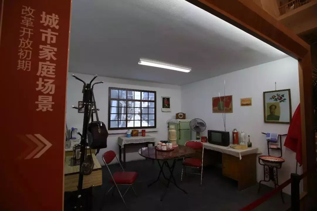 借助产品元件,沙盘模型等实物展示,还专门设计了上个世纪50年代的婚房