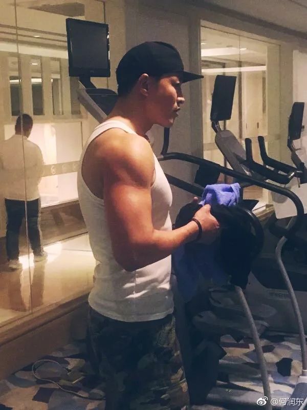 44岁何润东变秃头,发胖中年大叔?_健身