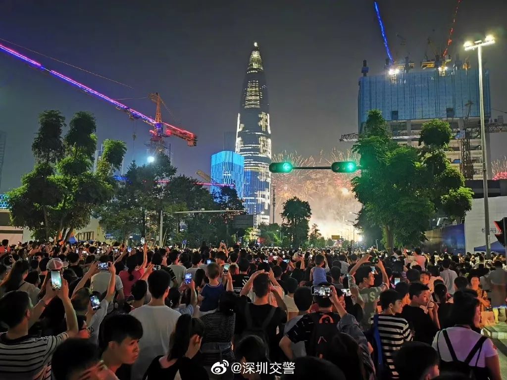 人从众众众.广州挤爆了!广州塔人山人海,地铁一度被挤停!