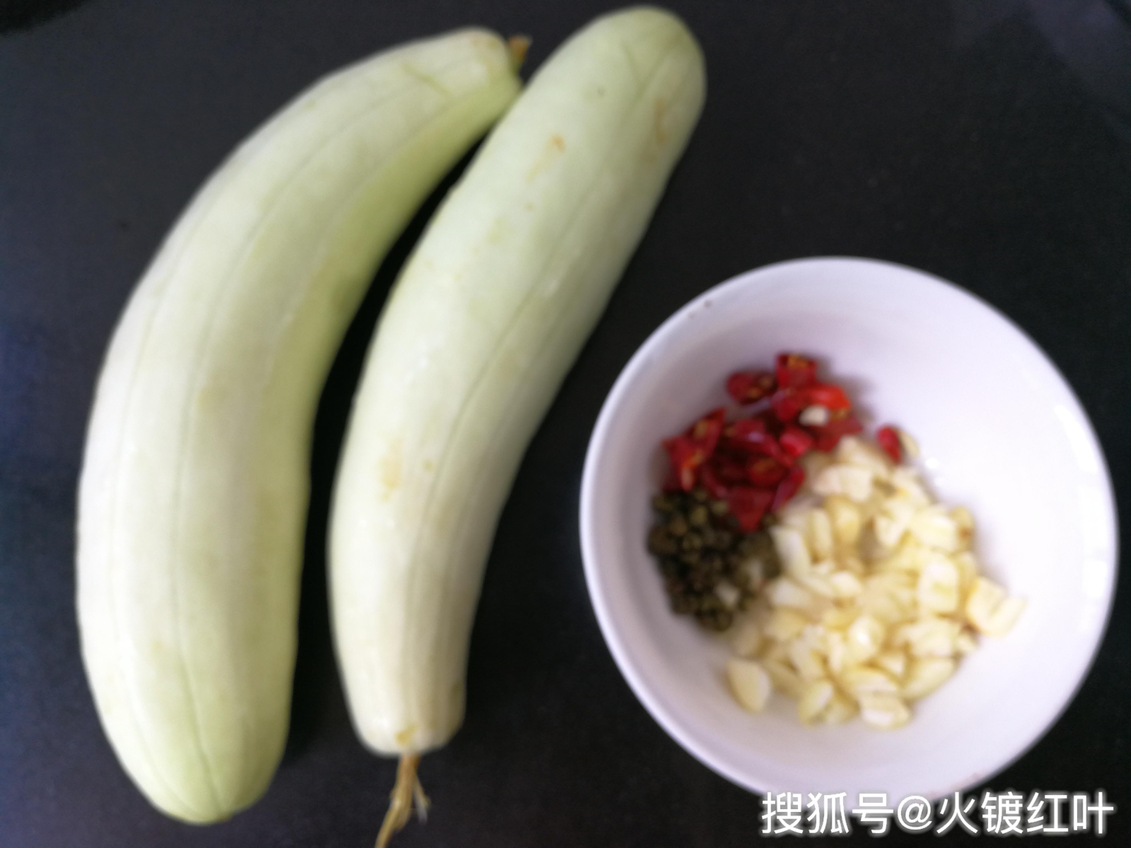 酸辣白瓜的做法相信也难不倒大家,就是腌黄瓜,萝卜之类的做法,非常