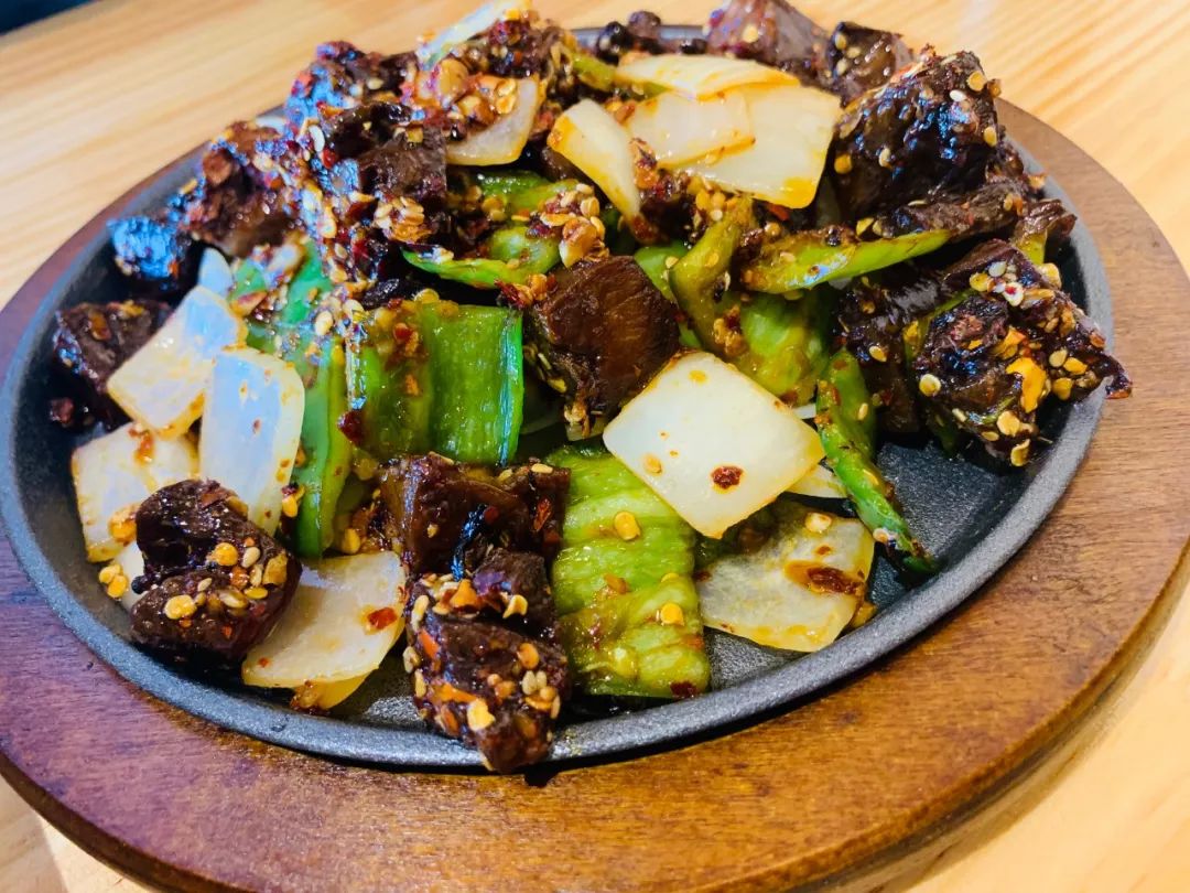 铁板护心肉是来小木屋的必点全是瘦肉,不干不柴铁板出来的肉更有质感