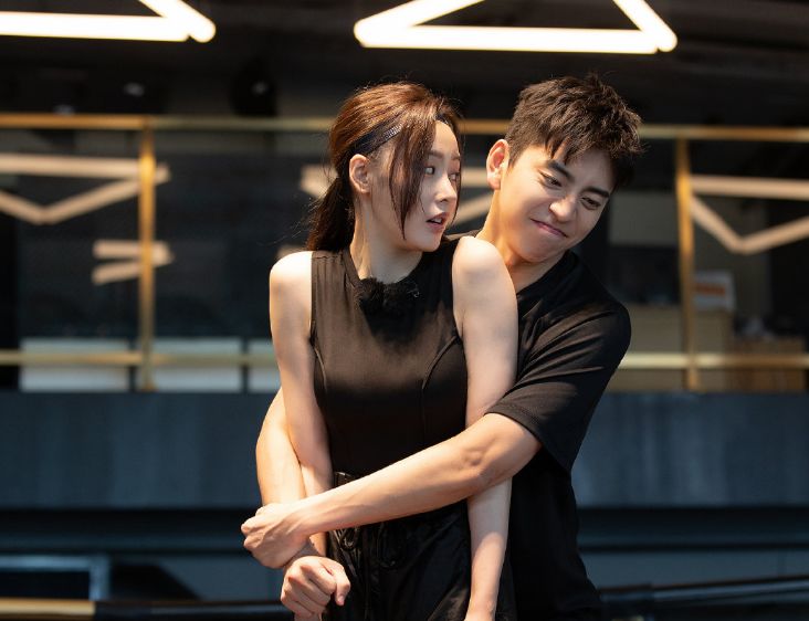 张天爱送别哥哥电梯门关上后她下意识的反应感情是装不出来的