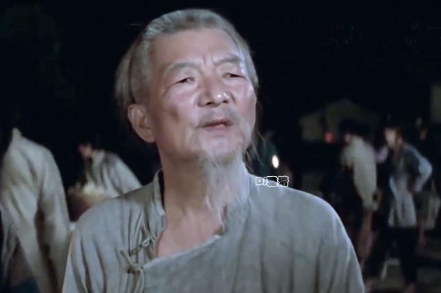 而扮演赵太爷的李纬,是大家非常熟悉的一位上影厂老戏骨.