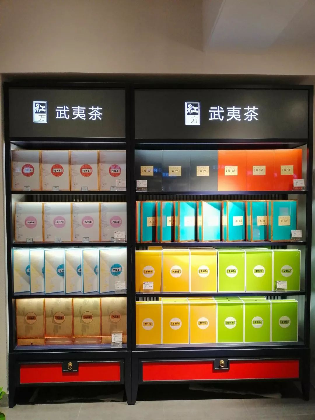 茶柜茶柜和堆头上摆着满满当当的茶叶,有肉桂也有红茶和柑白茶,吨种