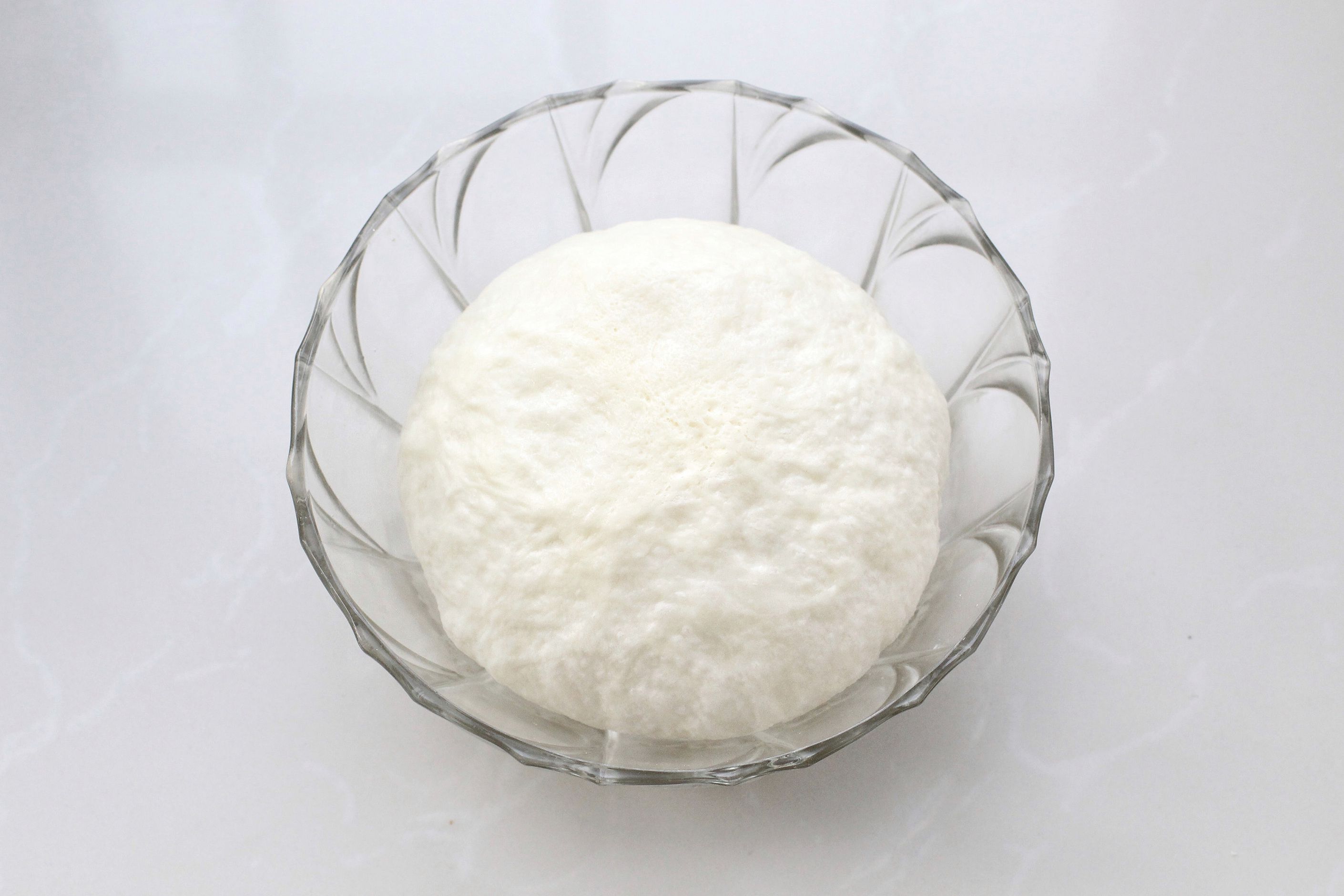 步骤4:取出发酵好的面团揉匀排气,覆盖保鲜膜松弛二十分钟.