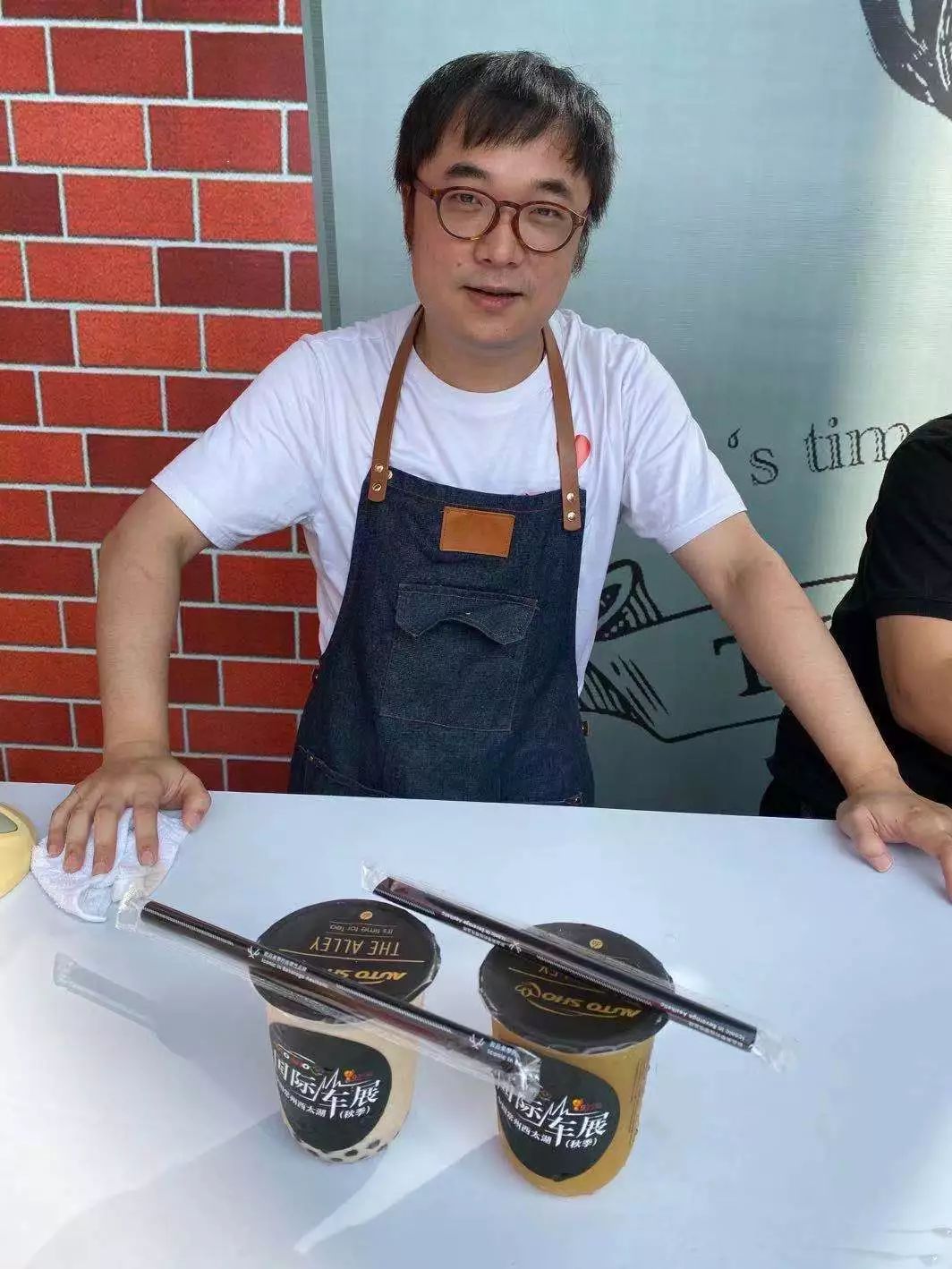 可以啊毛毛卖起奶茶来一点不含糊