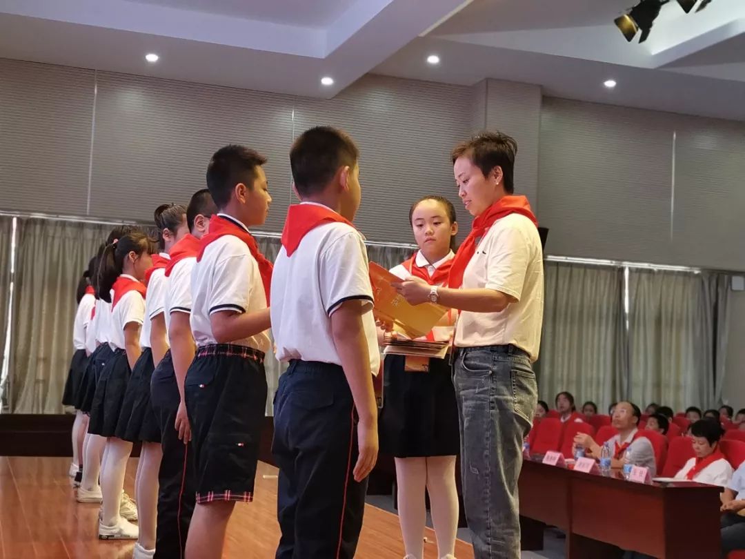 领巾飞扬争当小主人花开新时代全市学校少代会示范活动在周铁小学举行