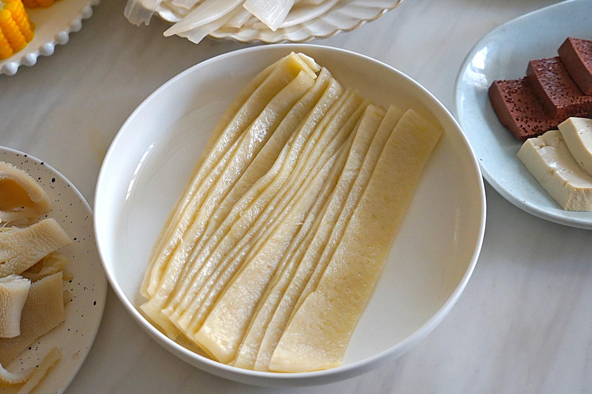 这是我们当地人非常爱吃的面皮,筋道又q弹,在火锅里煮一煮,可好吃了!