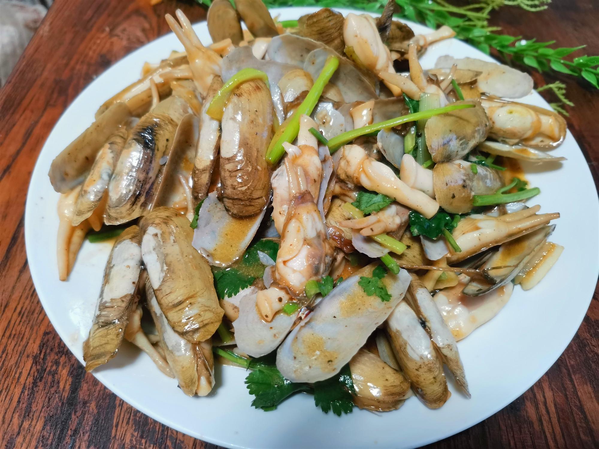 【葱姜炒蛏子】这个小海鲜,我们这里叫它小人仙,用葱姜炒的,肉质肥厚