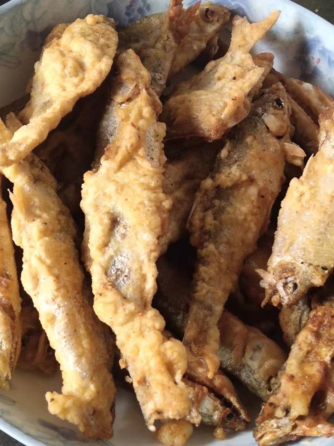 今天 给大家分享一道[油炸小白条鱼]的做法,又香又脆