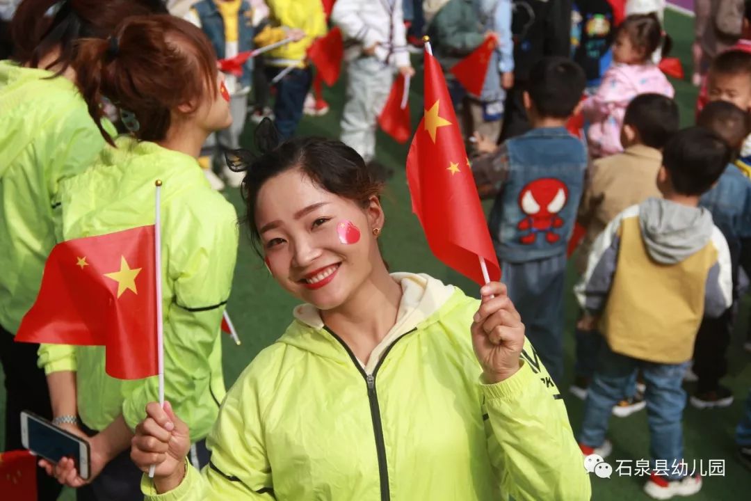 小旗手迈着矫健的步伐走来了,伴随着雄壮的国歌,鲜艳的五星红旗冉冉