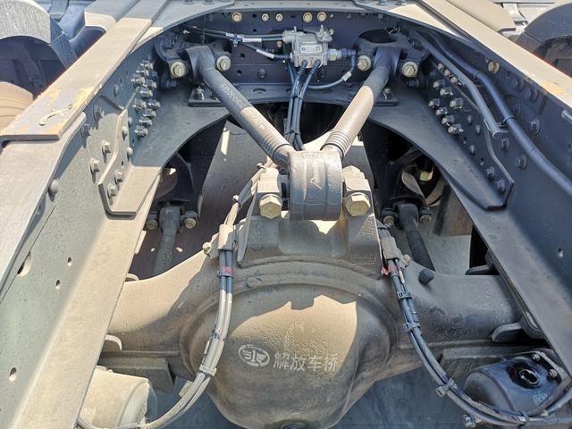 高性价多样化 街边看一汽解放j6p质惠高寒版牵引车
