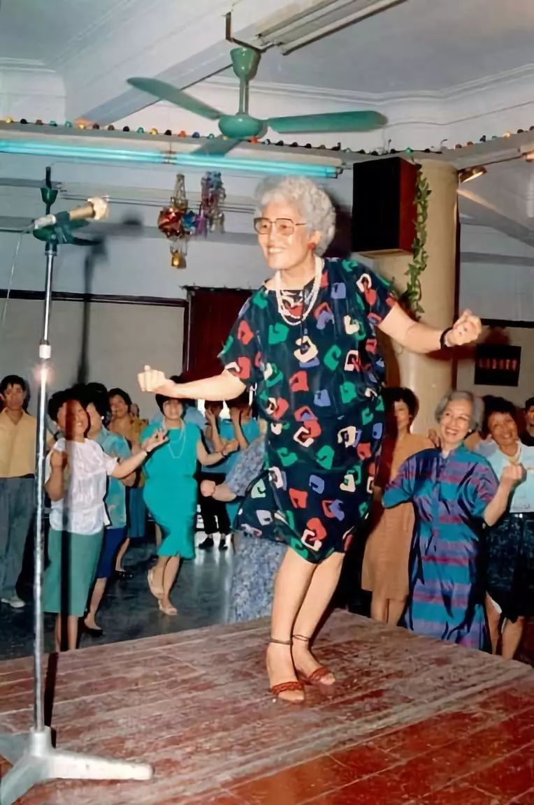 1980 年代跳"老年迪斯科"的上海阿姨1980 年代的张蔷(张蔷供图)1980