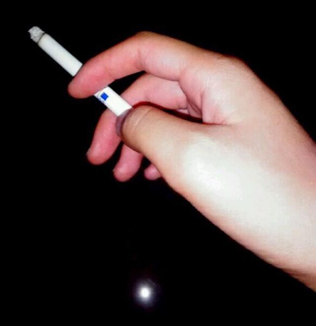 晚上吸烟的照片只有手图片