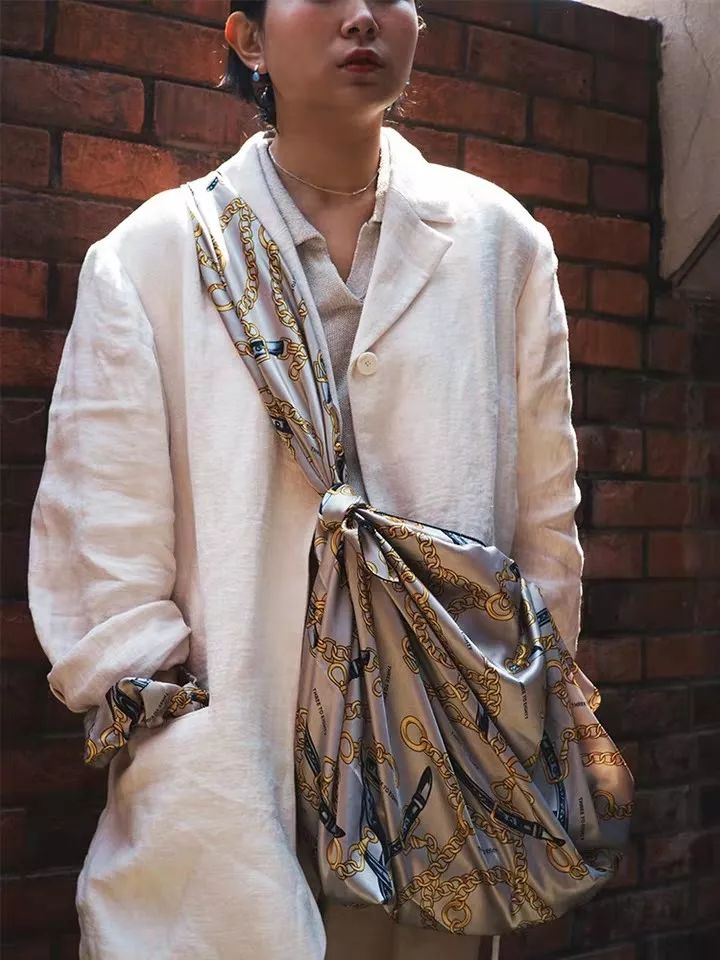 女明星就是女明星!杨紫戴着围裙也能美成这样?_丝巾