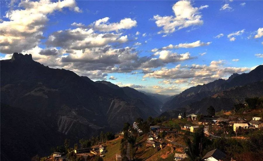 神秘的老姆登村,位于怒江东岸的缓坡地,东有碧罗雪山,西有高黎贡山