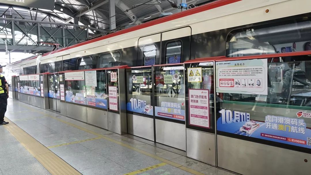 民盈·国贸城屏蔽门贴lcd屏led屏万达广场公共区12封灯箱比亚迪品牌