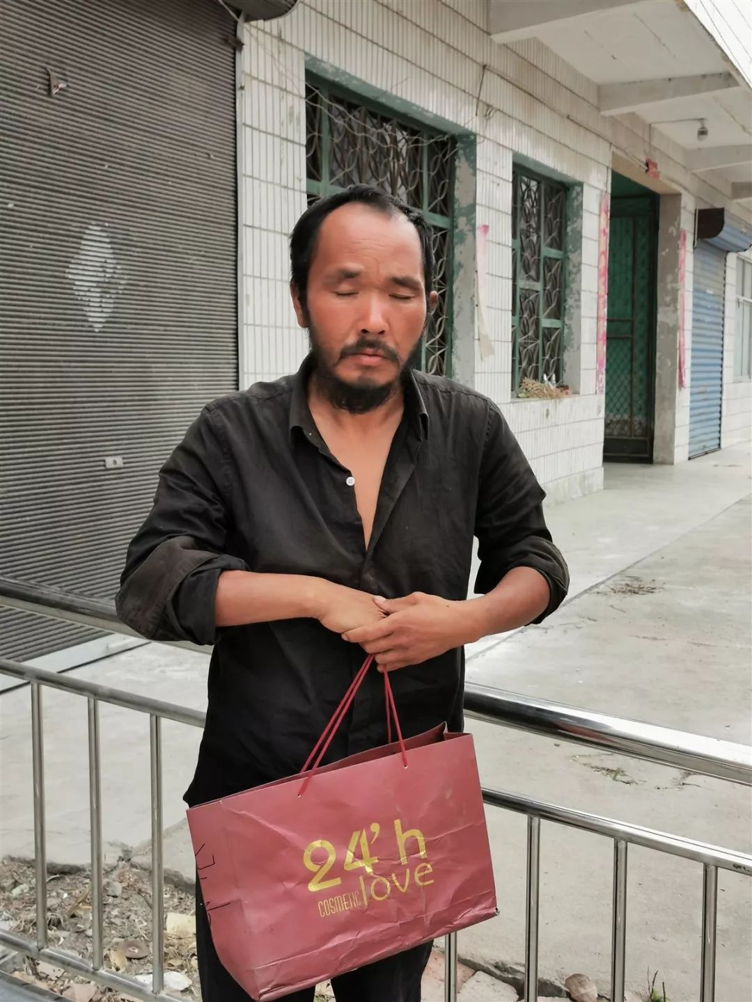 临泉县关庙镇邮局附近,发现一名流浪汉,年龄40—50之间,身高170cm左右