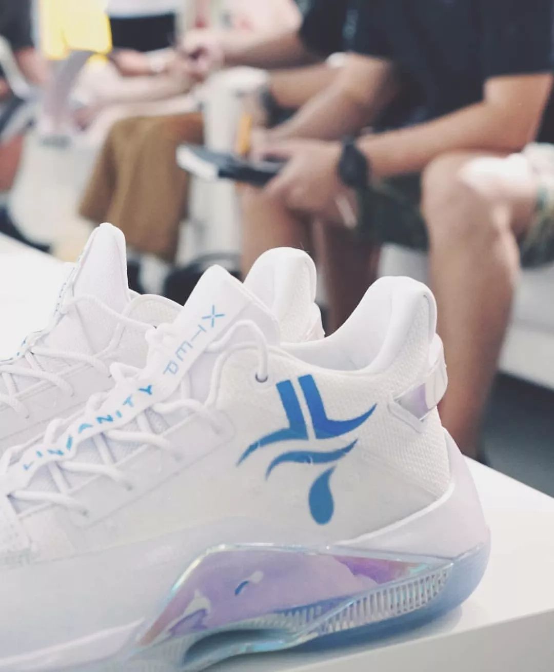 潮讯| 鞋越丑越受欢迎;林书豪特步战靴了解一下;安踏联名炫炸了;_李宁